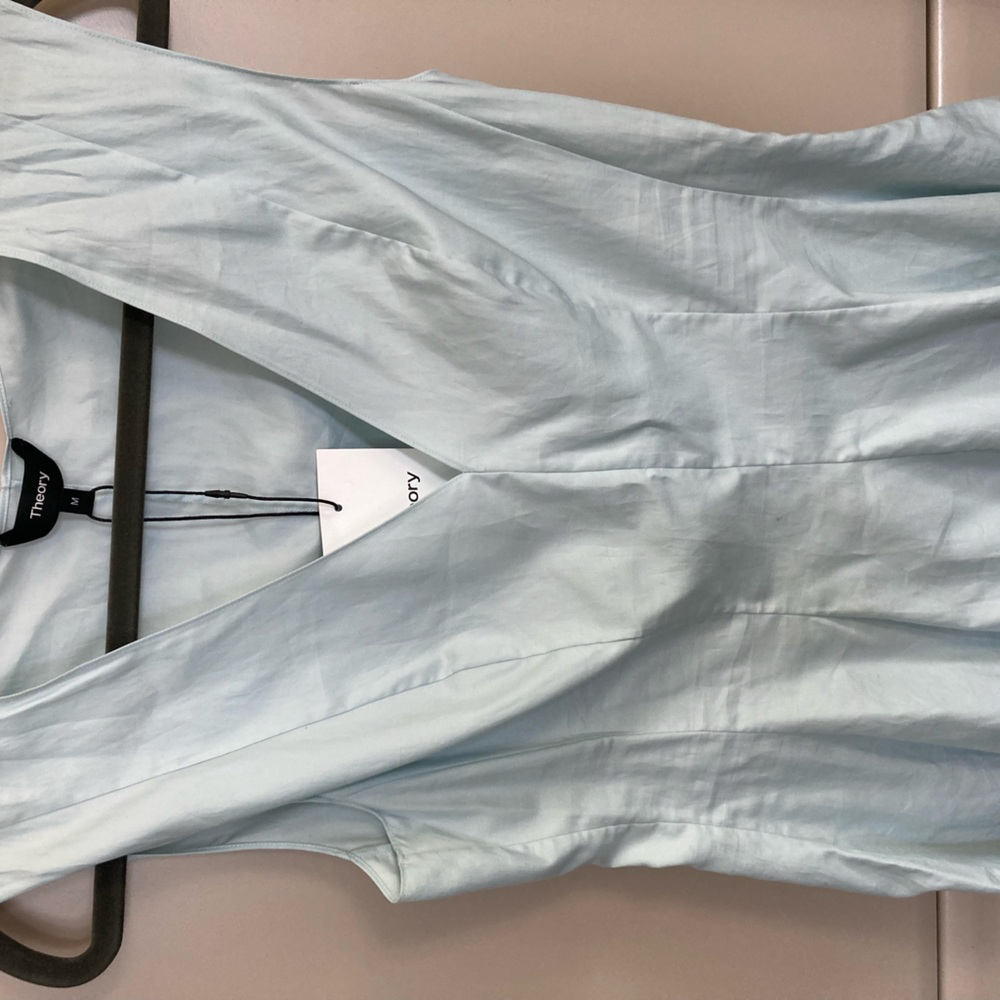 Theory NWT light blue sleeveless cotton top. Size medium  19”pit to pit. 24” L